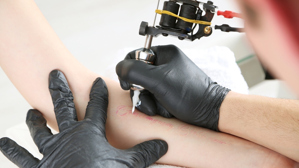 Un amour éternel : Idées de tatouages de phrases pour honorer votre rôle de maman - destination-evasion